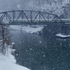 降雪の中の只見線第4橋梁サイドビュー