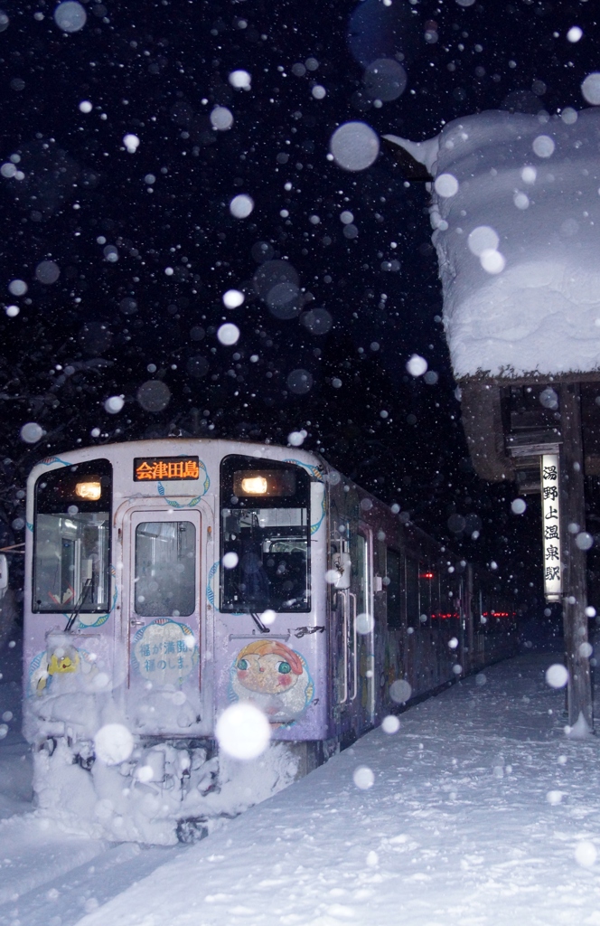 雪が降る湯野上温泉駅！①