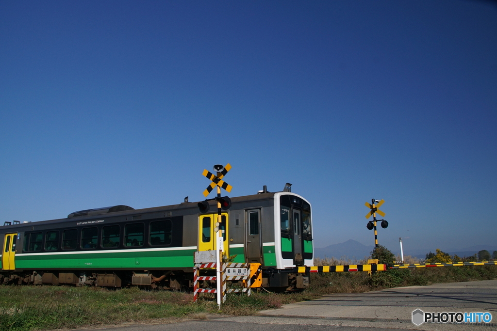 青空と踏切と只見線と磐梯山！
