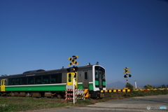 青空と踏切と只見線と磐梯山！