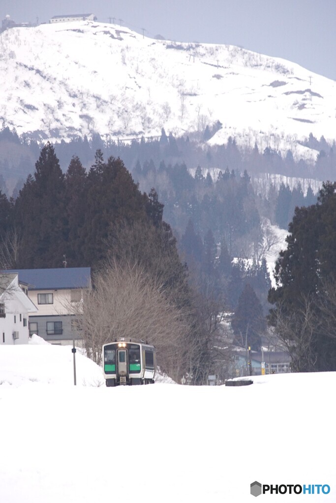 背後にスキー場が見える雪景色！