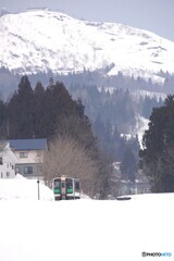 背後にスキー場が見える雪景色！