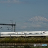 クローズアップの新幹線と富士山！