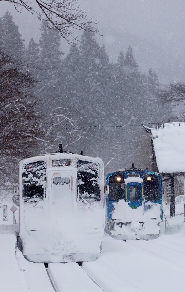 あいづ鉄道　湯野上温泉駅列車交換風景！