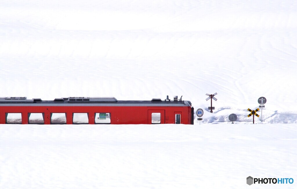雪に埋もれた踏切＆列車！