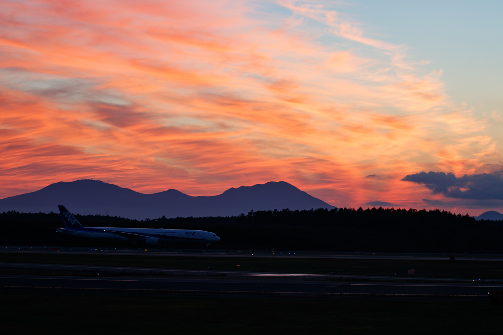 夕焼け空と飛行機