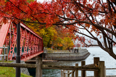 橋と支笏湖と紅葉