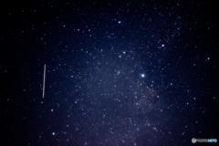流れ星とはくちょう座のデネブと天の川