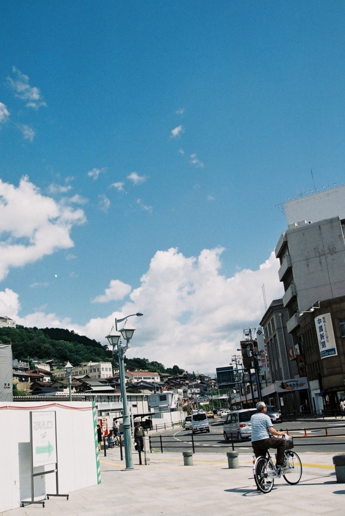 尾道駅前にて
