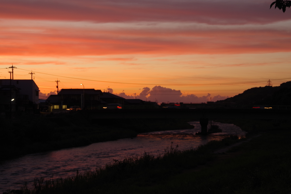 川と夕焼け