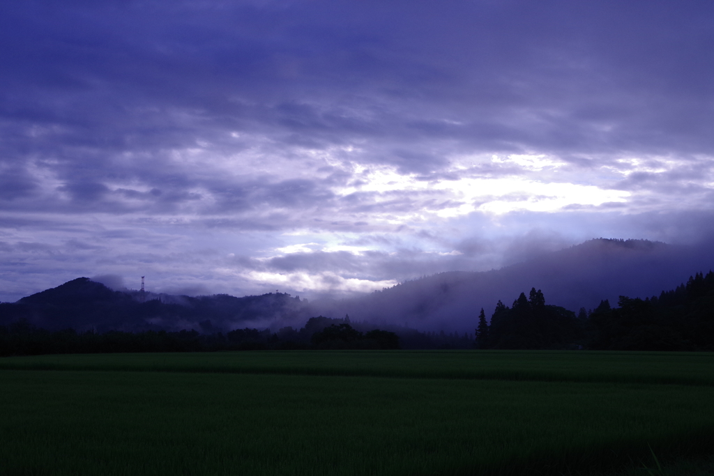 朝、霞む山