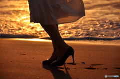 日本海の夕日と女性