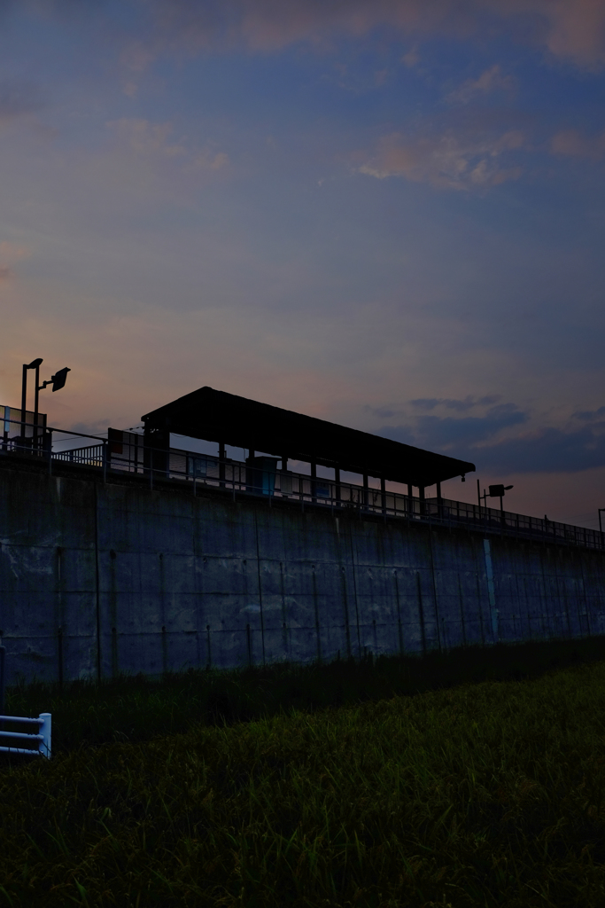 夕闇のプラットホーム