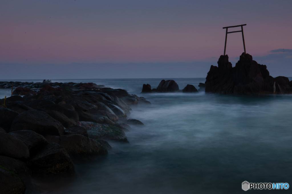 冬の海　鳥居