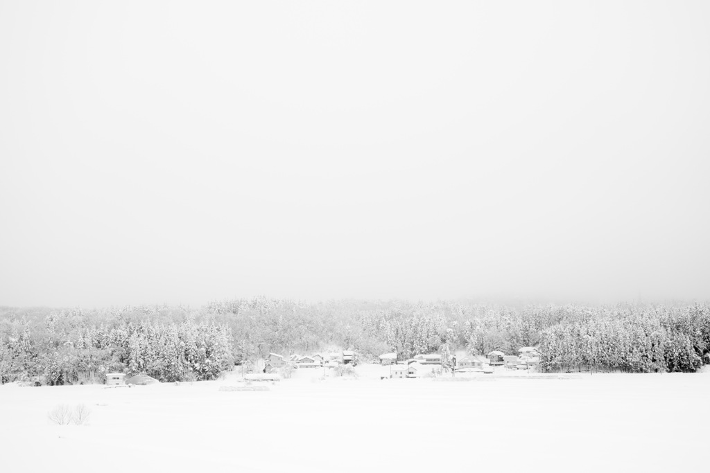 大雪の日に外を眺める