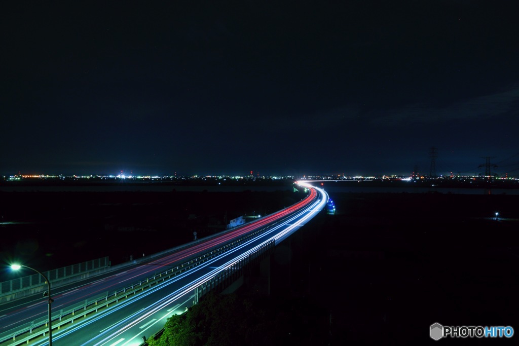 夜の高速道路