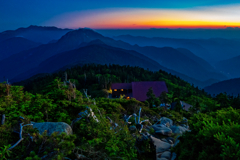 山小屋の夕景