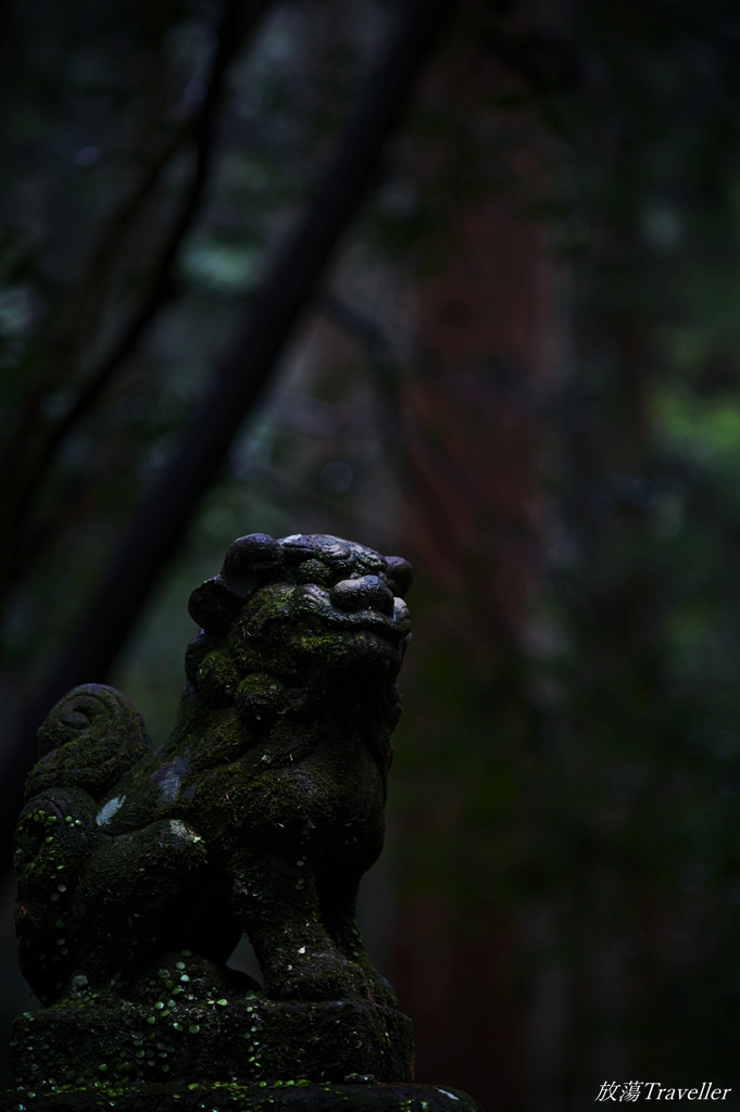 室生龍穴神社：じっと待つ狛犬