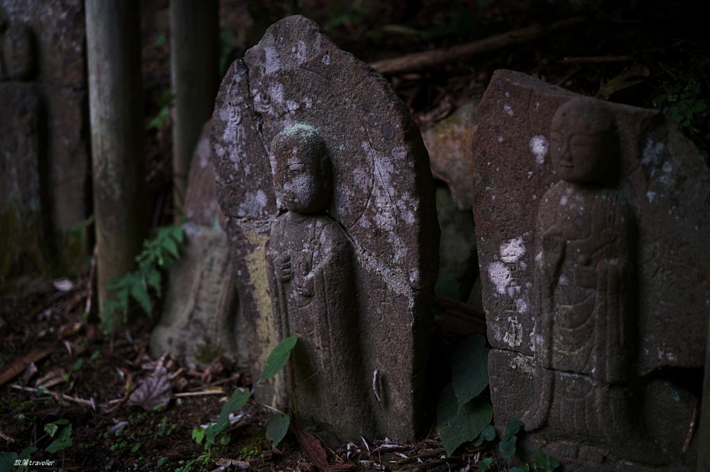 岩湧寺：山影に佇むお地蔵さん