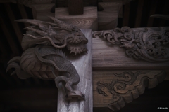 薬王寺：柱に佇む秀麗な龍