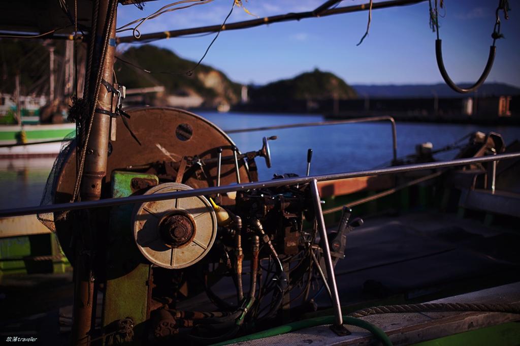 和歌浦：斜光を浴びる漁船のウインチ