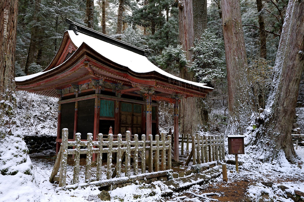 奥の院参道：祠の雪化粧