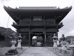 粉河寺：漆黒の仁王門