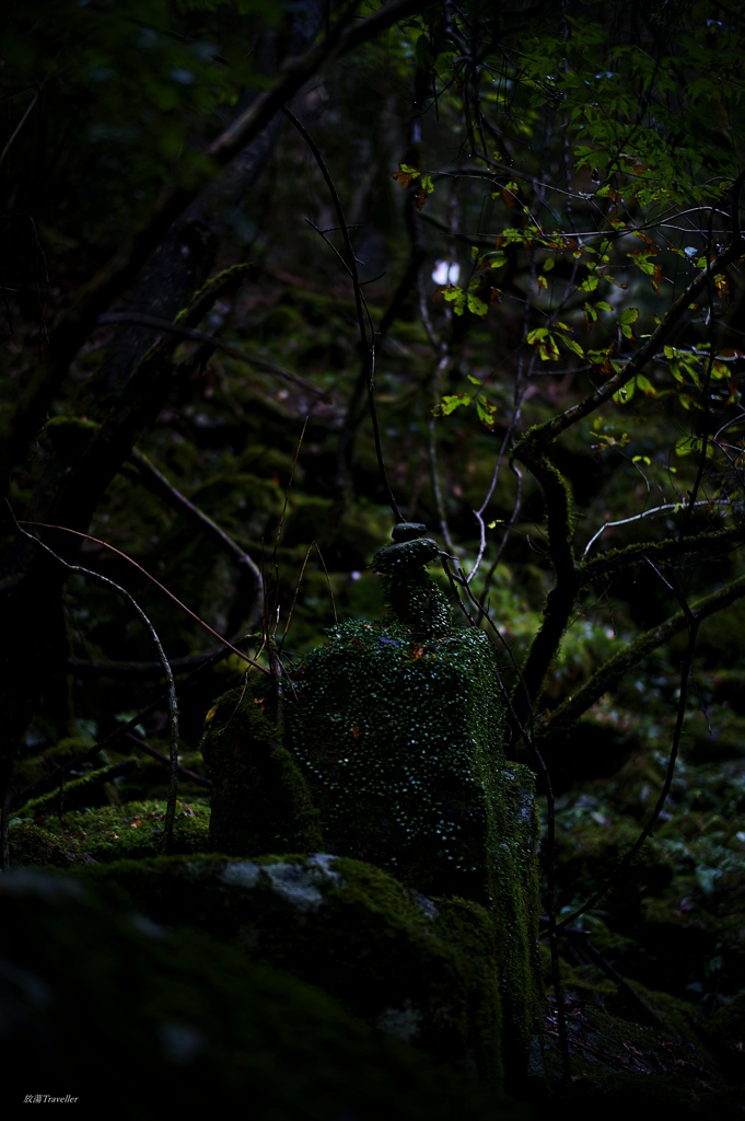 龍鎮神社：聖域で積み上げられた石