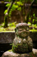 奥の院参道：黙祷する石仏