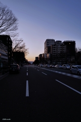 京都市街：喧騒の中の夕暮れ