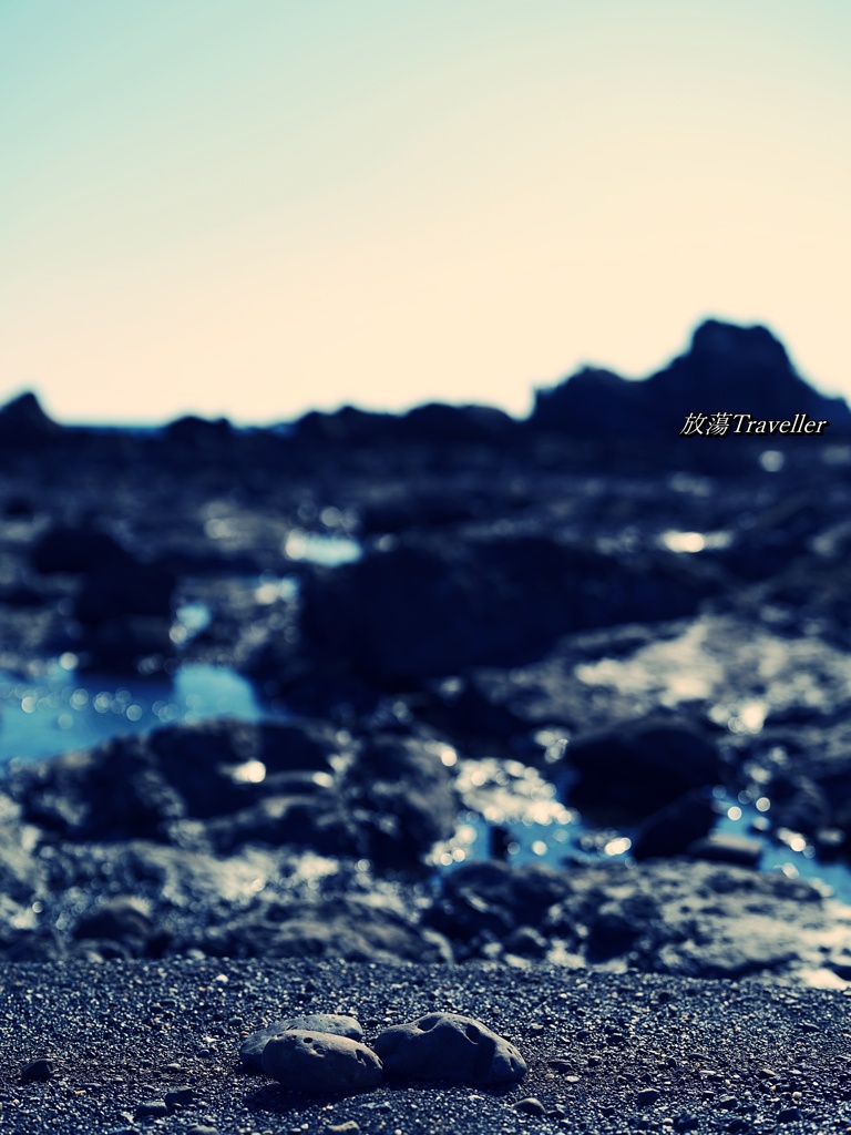 田子の浦：浜辺で寄り添う夫婦