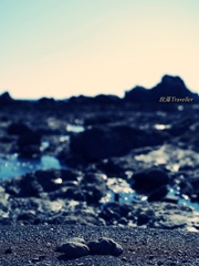 田子の浦：浜辺で寄り添う夫婦