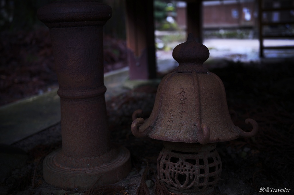 室生龍穴神社：軒下の忘れ物