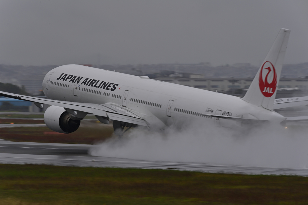 JAL B777離陸