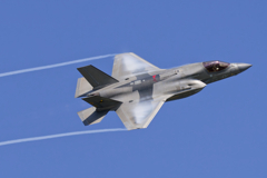 ハイスピード通過するF-35B