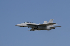ハイスピードで通過のF/A-18