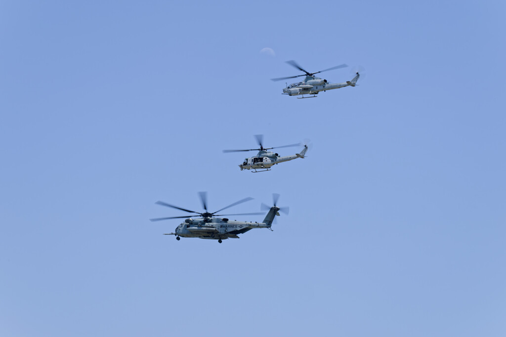 海兵隊ヘリ編隊と月