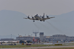 離陸する海自機