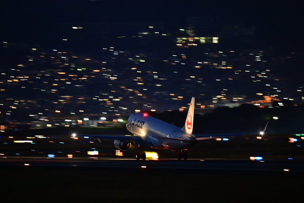 夕闇の中を離陸