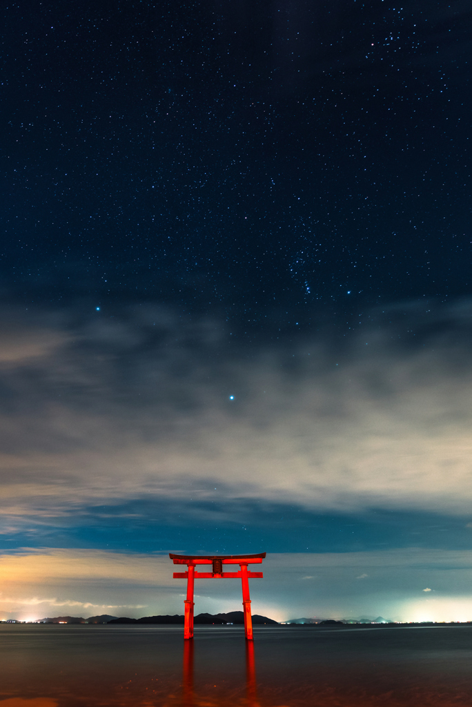 白髭神社鳥居と冬の大三角