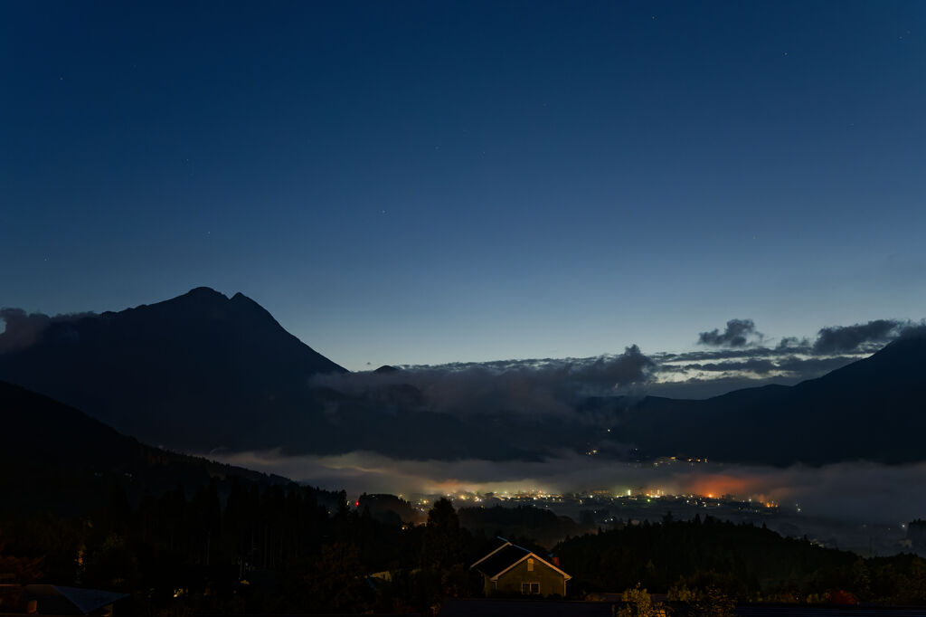 夜明けの由布岳と雲海