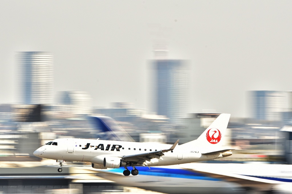 街中で、ANAとJALがスレ違い…