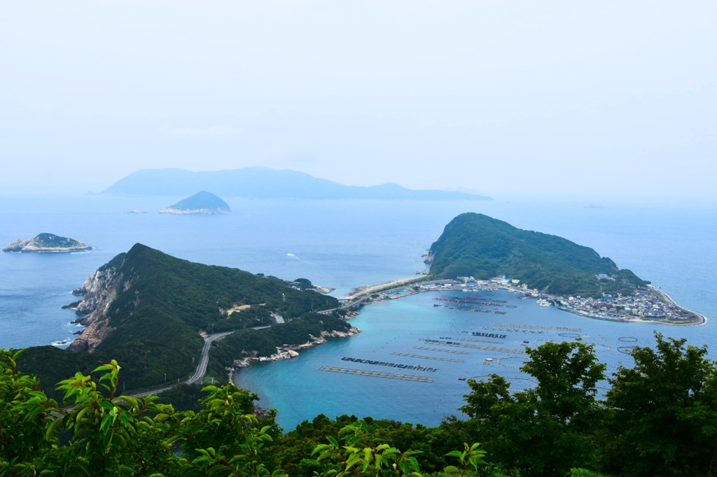 船が浮かんで見える海