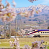 蔵王と桜と新幹線