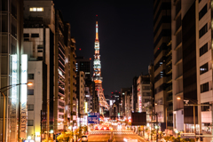 街路の向こうに、東京タワー。