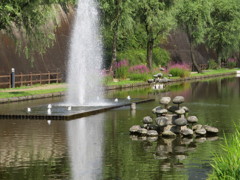 高森湧水トンネル公園　噴水と石のオブジェ