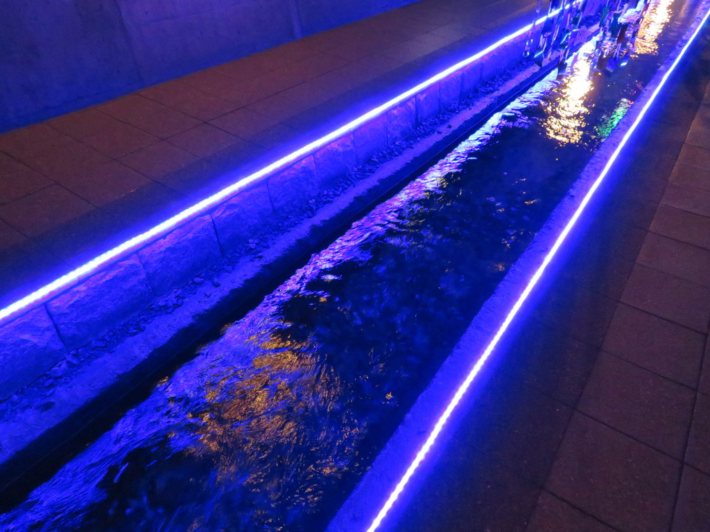 高森湧水トンネル公園　青い水路
