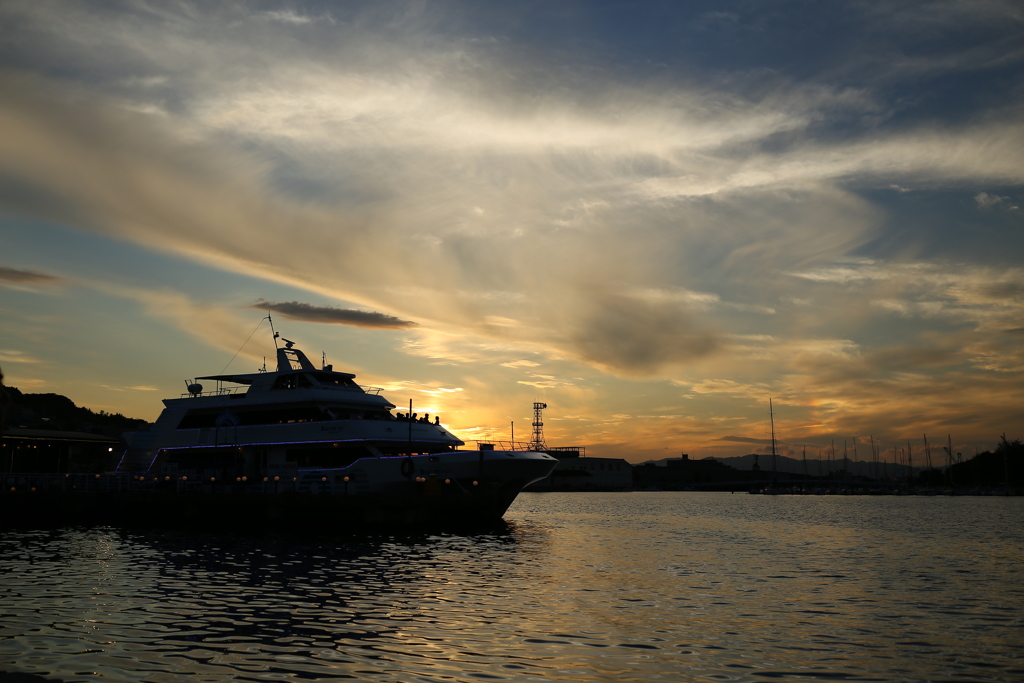 夕焼けの波止場