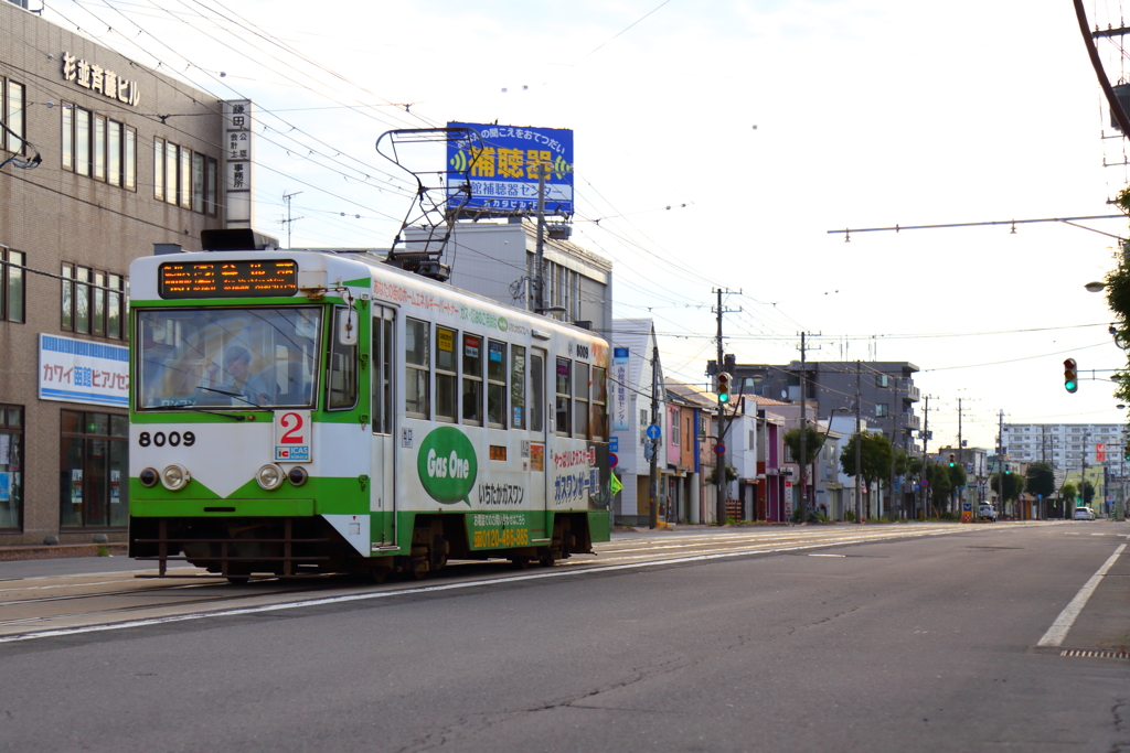 市電行く朝の街