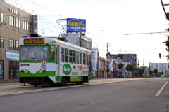 市電行く朝の街